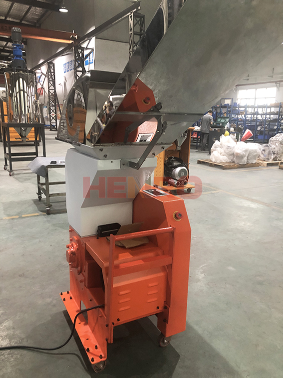 工業(yè)原料再生的關(guān)鍵設(shè)備：塑料粉碎機(jī)